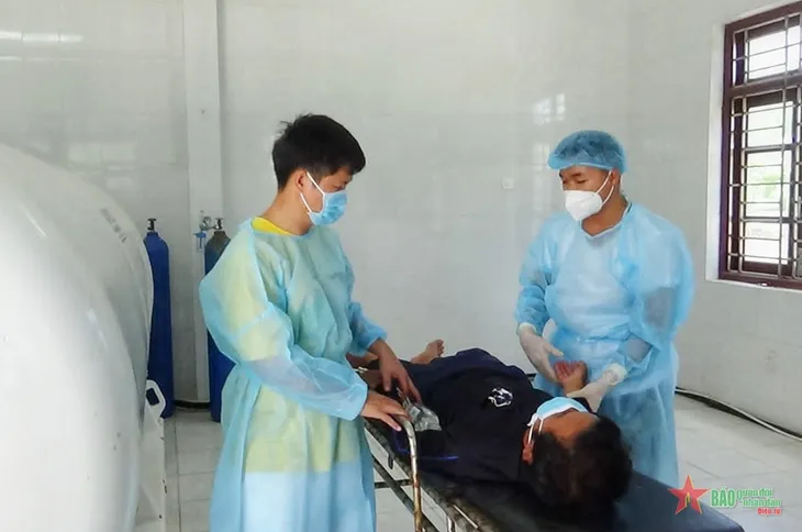 Cấp cứu ngư dân lặn biển gặp nạn tại Trường Sa - Ảnh 2. Cấp cứu ngư dân lặn biển gặp nạn tại Trường Sa - Ảnh 2.
