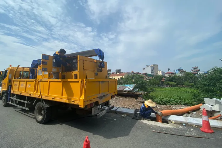 Khắc phục ngập úng kéo dài cho người dân phường Tứ Liên, Tây Hồ - Ảnh 1. Khắc phục ngập úng kéo dài cho người dân phường Tứ Liên, Tây Hồ - Ảnh 1.
