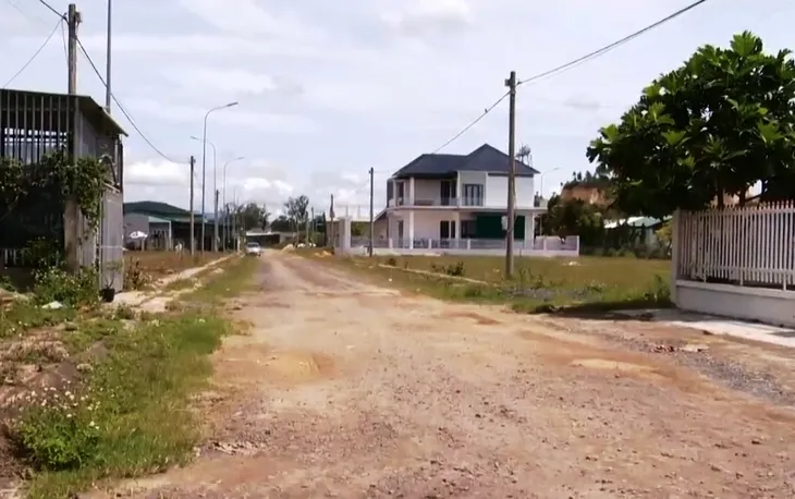 Khu tái định cư 15 năm chưa hoàn thành đã xuống cấp nghiêm trọng - Ảnh 1. Khu tái định cư 15 năm chưa hoàn thành đã xuống cấp nghiêm trọng - Ảnh 1.
