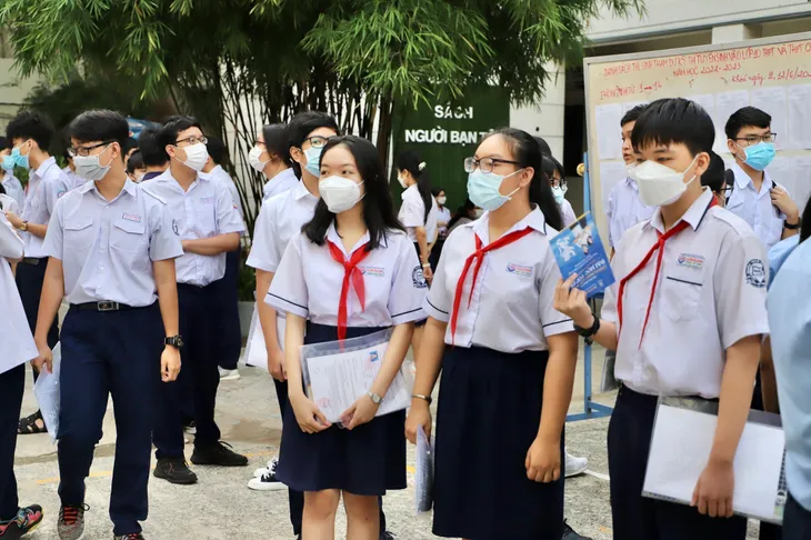Chùm ảnh: Ngày đầu của Kỳ thi tuyển sinh vào lớp 10 tại TP Hồ Chí Minh - Ảnh 9. Chùm ảnh: Ngày đầu của Kỳ thi tuyển sinh vào lớp 10 tại TP Hồ Chí Minh - Ảnh 9.