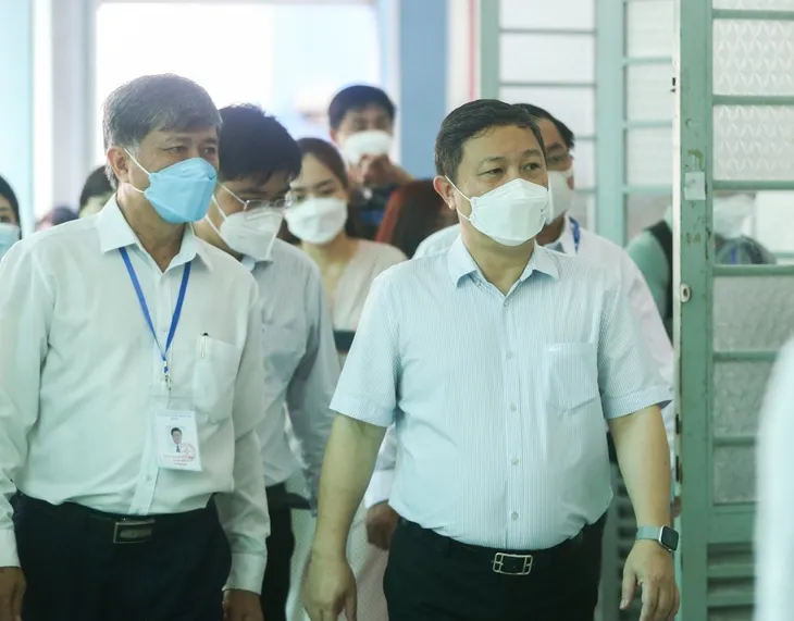 Chùm ảnh: Ngày đầu của Kỳ thi tuyển sinh vào lớp 10 tại TP Hồ Chí Minh - Ảnh 8. Chùm ảnh: Ngày đầu của Kỳ thi tuyển sinh vào lớp 10 tại TP Hồ Chí Minh - Ảnh 8.