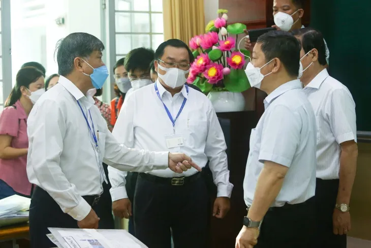 Chùm ảnh: Ngày đầu của Kỳ thi tuyển sinh vào lớp 10 tại TP Hồ Chí Minh - Ảnh 6. Chùm ảnh: Ngày đầu của Kỳ thi tuyển sinh vào lớp 10 tại TP Hồ Chí Minh - Ảnh 6.