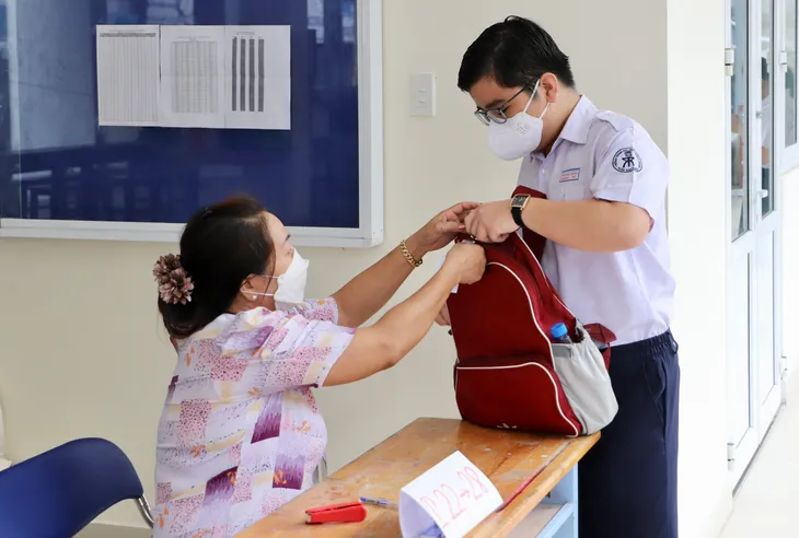Chùm ảnh: Ngày đầu của Kỳ thi tuyển sinh vào lớp 10 tại TP Hồ Chí Minh - Ảnh 5. Chùm ảnh: Ngày đầu của Kỳ thi tuyển sinh vào lớp 10 tại TP Hồ Chí Minh - Ảnh 5.