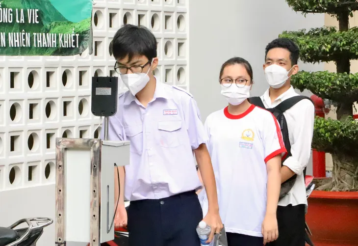 Chùm ảnh: Ngày đầu của Kỳ thi tuyển sinh vào lớp 10 tại TP Hồ Chí Minh - Ảnh 4. Chùm ảnh: Ngày đầu của Kỳ thi tuyển sinh vào lớp 10 tại TP Hồ Chí Minh - Ảnh 4.