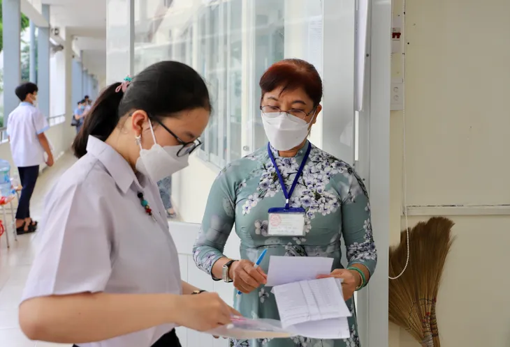 Chùm ảnh: Ngày đầu của Kỳ thi tuyển sinh vào lớp 10 tại TP Hồ Chí Minh - Ảnh 2. Chùm ảnh: Ngày đầu của Kỳ thi tuyển sinh vào lớp 10 tại TP Hồ Chí Minh - Ảnh 2.