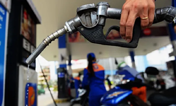 Thủ tướng yêu cầu theo dõi thông tin Malaysia muốn bán xăng giá rẻ cho Việt Nam - Ảnh 1. Thủ tướng yêu cầu theo dõi thông tin Malaysia muốn bán xăng giá rẻ cho Việt Nam - Ảnh 1.