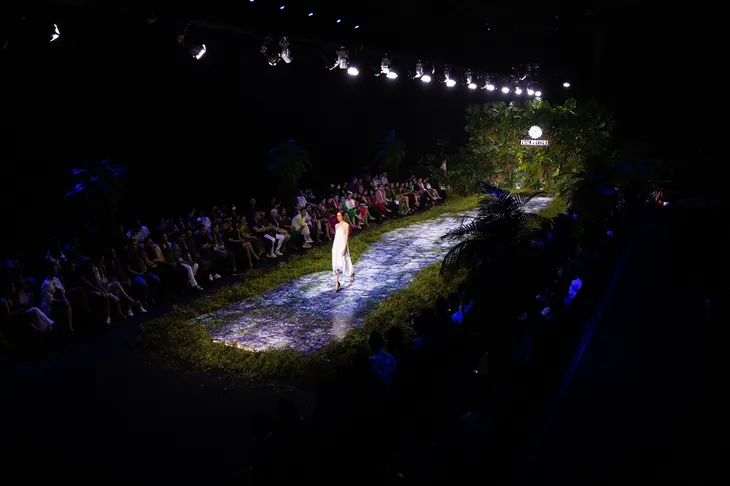 Xuân Lan - Thanh Hằng đọ catwalk trong show NTK Hà Linh Thư - Ảnh 15.
