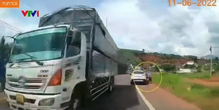 Xe tải vượt ẩu gián tiếp gây tai nạn nguy hiểm cho xe máy - Ảnh 1. Xe tải vượt ẩu gián tiếp gây tai nạn nguy hiểm cho xe máy - Ảnh 1.