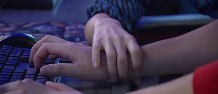 Lối nhỏ vào đời - Tập 4: Dũng bối rối khi được chị đại xinh đẹp cầm tay - Ảnh 3. Lối nhỏ vào đời - Tập 4: Dũng bối rối khi được chị đại xinh đẹp cầm tay - Ảnh 3.