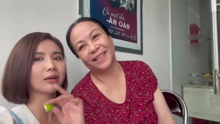 Huyền Lizzie và mẹ Thanh Quý cực thân thiết ở hậu trường - Ảnh 3. Huyền Lizzie và mẹ Thanh Quý cực thân thiết ở hậu trường - Ảnh 3.