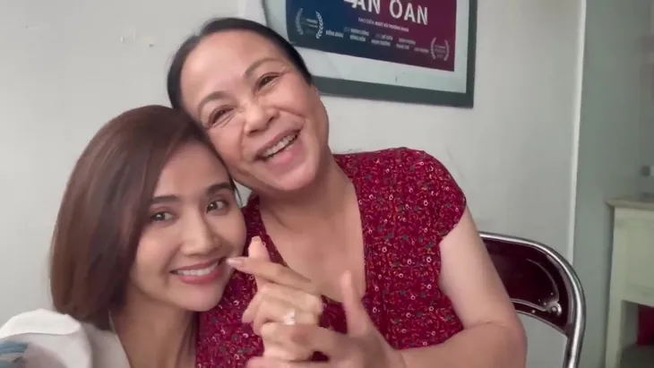 Huyền Lizzie và mẹ Thanh Quý cực thân thiết ở hậu trường - Ảnh 1. Huyền Lizzie và mẹ Thanh Quý cực thân thiết ở hậu trường - Ảnh 1.