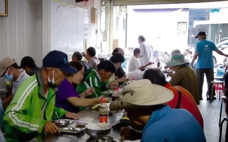 Nụ cười - Quán cơm từ thiện của một nhà báo về hưu - Ảnh 2. Nụ cười - Quán cơm từ thiện của một nhà báo về hưu - Ảnh 2.