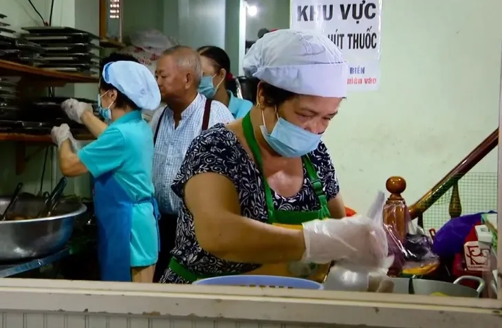 Nụ cười - Quán cơm từ thiện của một nhà báo về hưu - Ảnh 5. Nụ cười - Quán cơm từ thiện của một nhà báo về hưu - Ảnh 5.