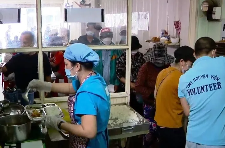 Nụ cười - Quán cơm từ thiện của một nhà báo về hưu - Ảnh 3. Nụ cười - Quán cơm từ thiện của một nhà báo về hưu - Ảnh 3.