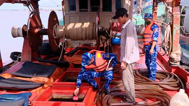 Buôn lậu xăng dầu trên biển: Nhiều đối tượng sẵn sàng tấn công lực lượng chức năng - Ảnh 1. Buôn lậu xăng dầu trên biển: Nhiều đối tượng sẵn sàng tấn công lực lượng chức năng - Ảnh 1.