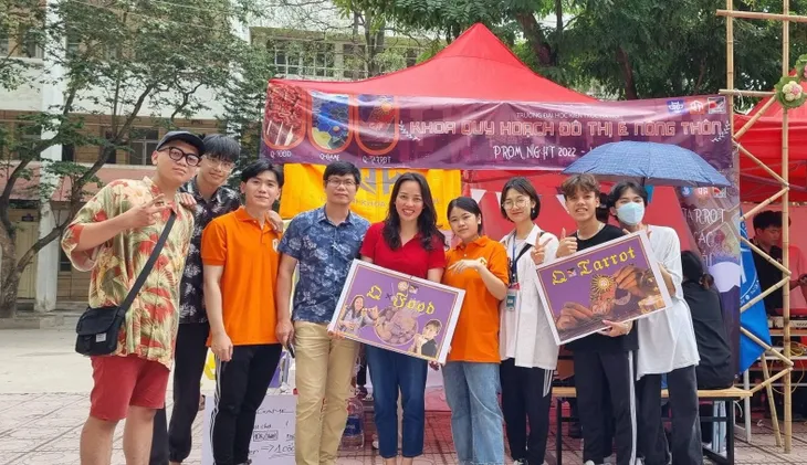 Sinh viên Kiến trúc tổ chức lễ ra trường đầy cảm xúc - Ảnh 2. Sinh viên Kiến trúc tổ chức lễ ra trường đầy cảm xúc - Ảnh 2.