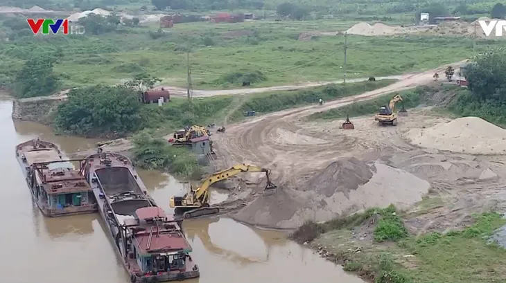 Bãi vật liệu trái phép ngang nhiên hoạt động, người dân kêu khóc vì bụi - Ảnh 3. Bãi vật liệu trái phép ngang nhiên hoạt động, người dân kêu khóc vì bụi - Ảnh 3.