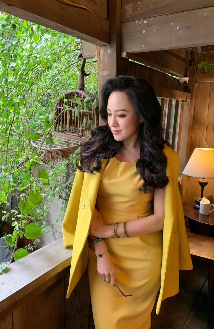 Những lần lên đồ sành điệu của BTV Hoài Anh - Ảnh 7. Những lần lên đồ sành điệu của BTV Hoài Anh - Ảnh 7.