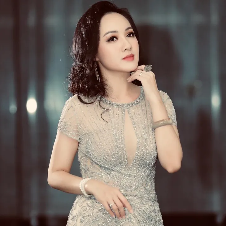 Những lần lên đồ sành điệu của BTV Hoài Anh - Ảnh 6. Những lần lên đồ sành điệu của BTV Hoài Anh - Ảnh 6.