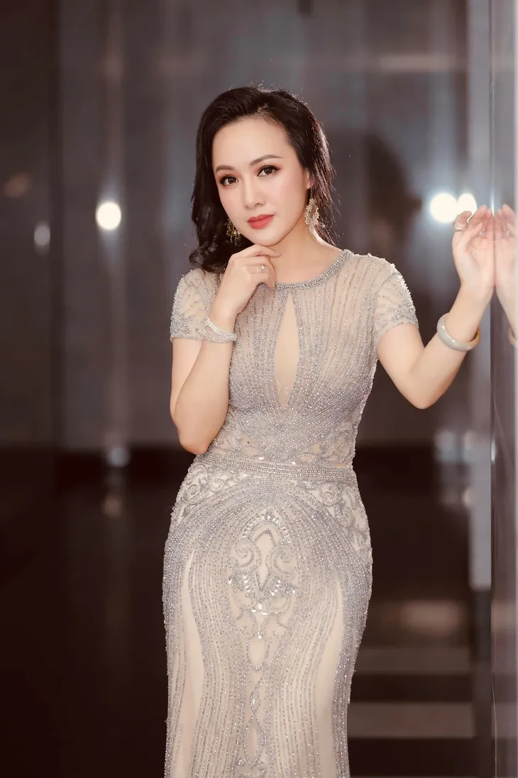 Những lần lên đồ sành điệu của BTV Hoài Anh - Ảnh 3. Những lần lên đồ sành điệu của BTV Hoài Anh - Ảnh 3.