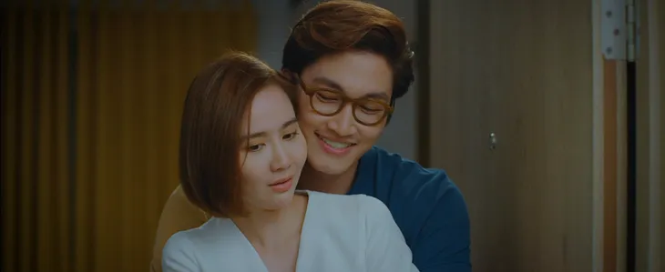 Đình Tú bị chê kém tắm khi đạo diễn phải thị phạm cảnh ôm Huyền Lizzie - Ảnh 3. Đình Tú bị chê kém tắm khi đạo diễn phải thị phạm cảnh ôm Huyền Lizzie - Ảnh 3.