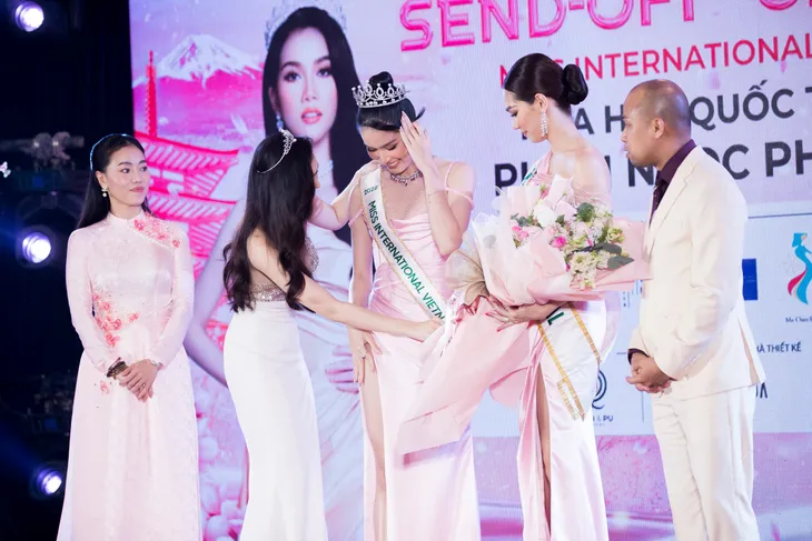 Á hậu Phương Anh đại diện Việt Nam thi Miss International 2022 - Ảnh 2. Á hậu Phương Anh đại diện Việt Nam thi Miss International 2022 - Ảnh 2.