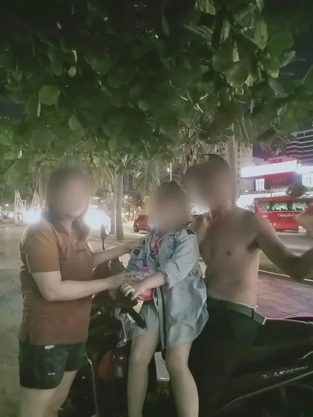 Cảm động cảnh người bảo vệ bãi biển bế bé gái 4 tuổi bị lạc đi tìm bố mẹ - Ảnh 1. Cảm động cảnh người bảo vệ bãi biển bế bé gái 4 tuổi bị lạc đi tìm bố mẹ - Ảnh 1.