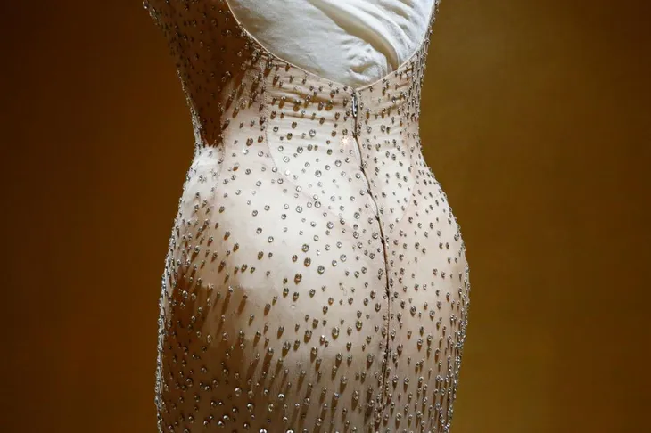 Rộ tin chiếc váy của Marilyn Monroe bị hỏng sau khi Kim Kardashian mặc đến Met Gala - Ảnh 2. Rộ tin chiếc váy của Marilyn Monroe bị hỏng sau khi Kim Kardashian mặc đến Met Gala - Ảnh 2.