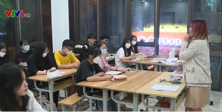 Học sinh Hà Nội “chạy nước rút” ôn thi vào lớp 10 - Ảnh 1. Học sinh Hà Nội “chạy nước rút” ôn thi vào lớp 10 - Ảnh 1.