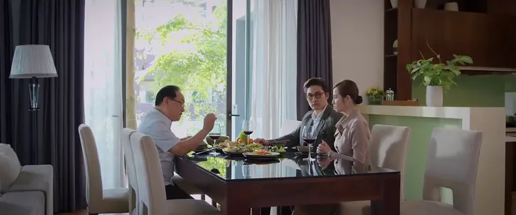 Thương ngày nắng về 2 - Tập 33: Trang sốc trước lý do bố Duy giục cưới - Ảnh 1. Thương ngày nắng về 2 - Tập 33: Trang sốc trước lý do bố Duy giục cưới - Ảnh 1.