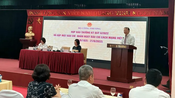 Hạ nhiệt giá xăng: Có thể giảm thêm các loại thuế khác, ngoài thuế bảo vệ môi trường - Ảnh 1. Hạ nhiệt giá xăng: Có thể giảm thêm các loại thuế khác, ngoài thuế bảo vệ môi trường - Ảnh 1.