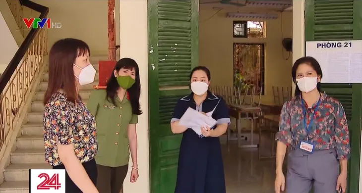 Học sinh lớp 8 chép bài thi giúp thí sinh bị gãy tay trong kỳ thi tuyển vào lớp 10 - Ảnh 2. Học sinh lớp 8 chép bài thi giúp thí sinh bị gãy tay trong kỳ thi tuyển vào lớp 10 - Ảnh 2.
