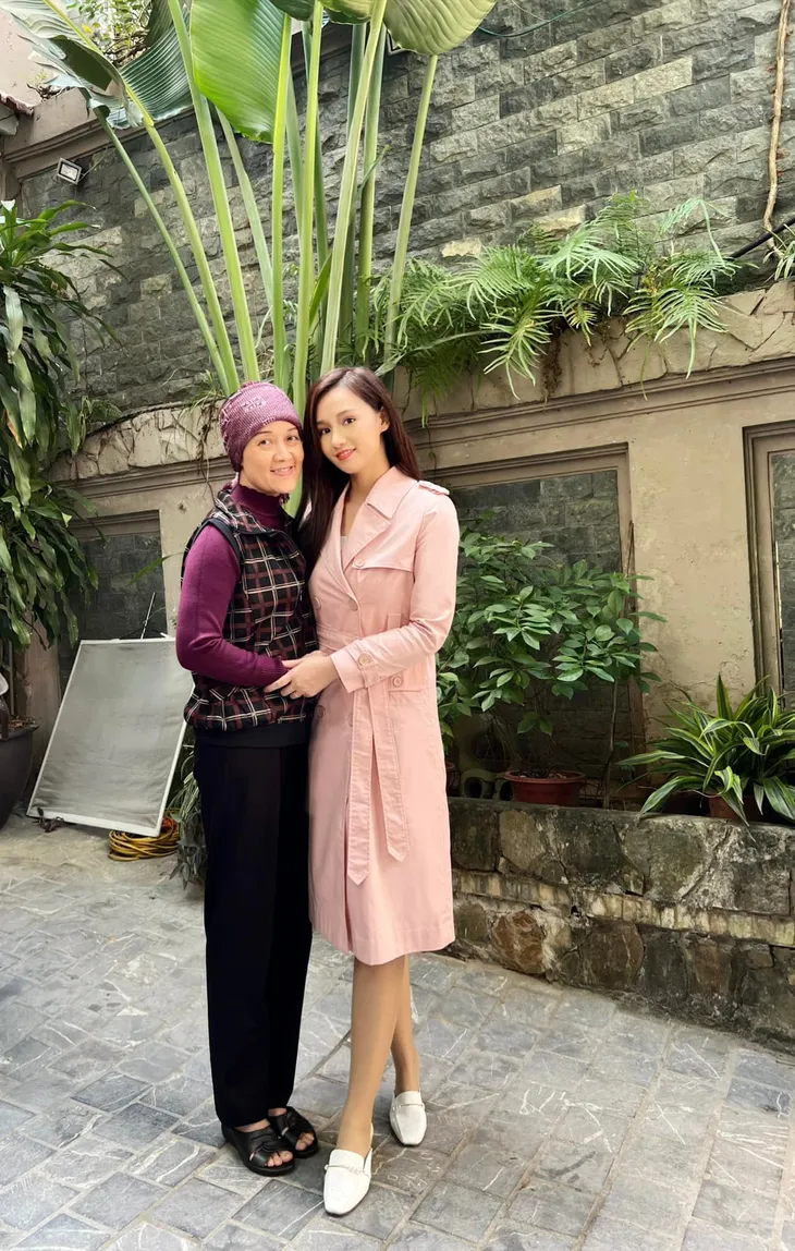 Vân Dung tươi rói trong hậu trường Chồng cũ, vợ cũ, người yêu cũ - Ảnh 14. Vân Dung tươi rói trong hậu trường Chồng cũ, vợ cũ, người yêu cũ - Ảnh 14.