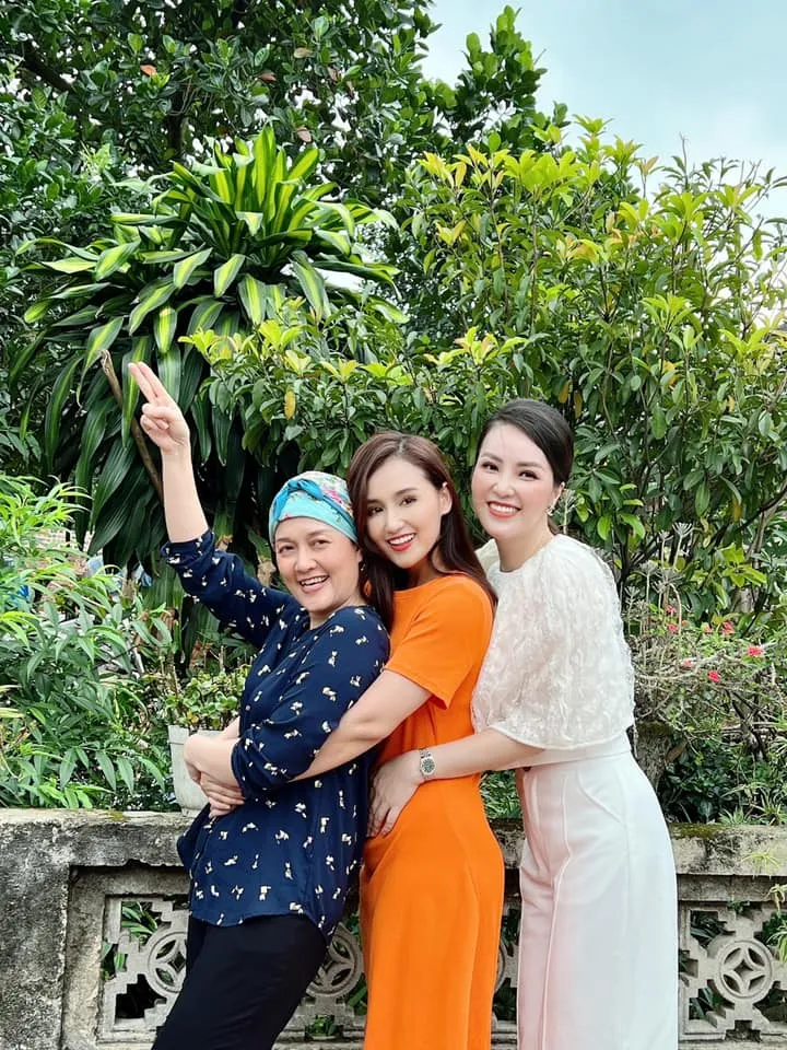 Vân Dung tươi rói trong hậu trường Chồng cũ, vợ cũ, người yêu cũ - Ảnh 11. Vân Dung tươi rói trong hậu trường Chồng cũ, vợ cũ, người yêu cũ - Ảnh 11.