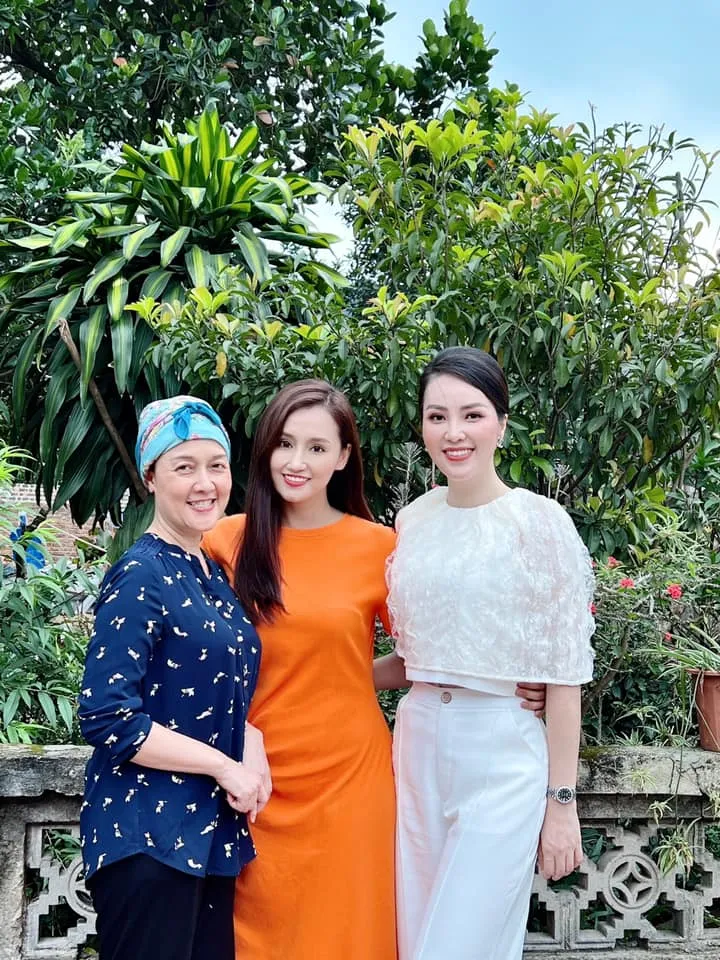 Vân Dung tươi rói trong hậu trường Chồng cũ, vợ cũ, người yêu cũ - Ảnh 12. Vân Dung tươi rói trong hậu trường Chồng cũ, vợ cũ, người yêu cũ - Ảnh 12.