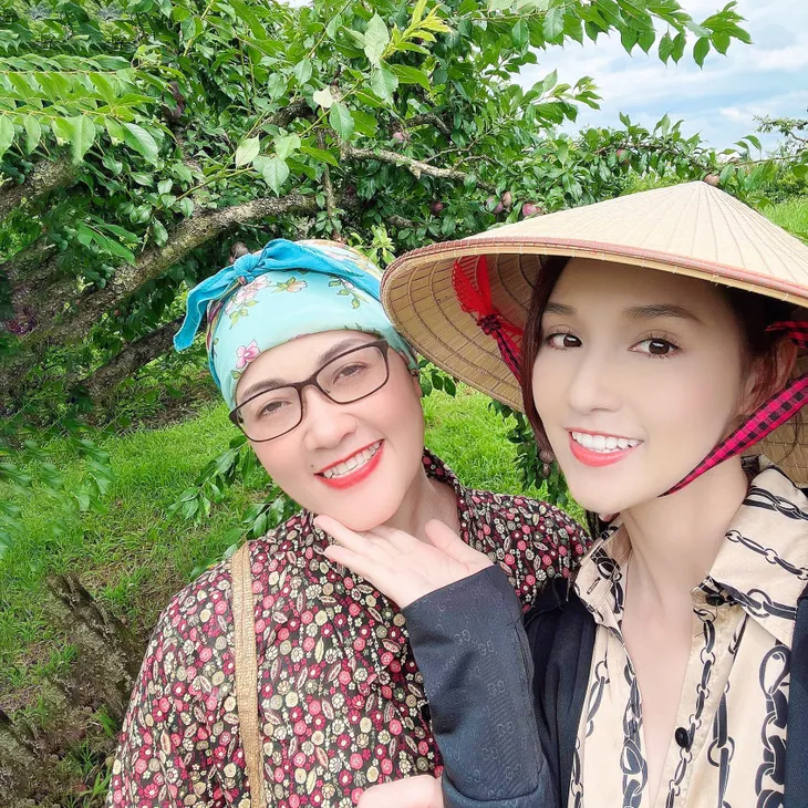 Vân Dung tươi rói trong hậu trường Chồng cũ, vợ cũ, người yêu cũ - Ảnh 9. Vân Dung tươi rói trong hậu trường Chồng cũ, vợ cũ, người yêu cũ - Ảnh 9.