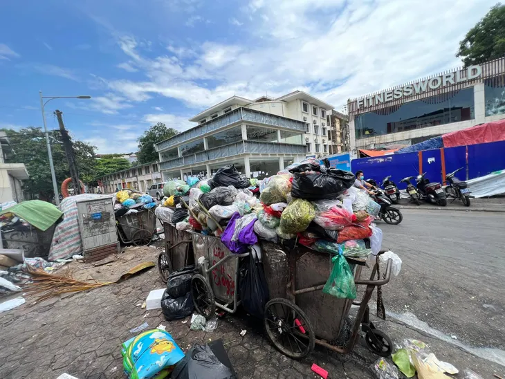 Nội thành Hà Nội tái diễn cảnh ngập ngụa mùi hôi vì tắc rác - Ảnh 6. Nội thành Hà Nội tái diễn cảnh ngập ngụa mùi hôi vì tắc rác - Ảnh 6.