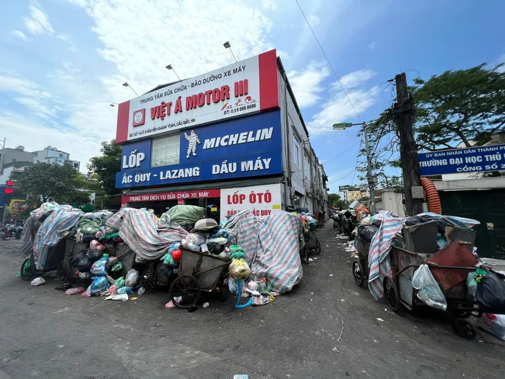 Nội thành Hà Nội tái diễn cảnh ngập ngụa mùi hôi vì tắc rác - Ảnh 8. Nội thành Hà Nội tái diễn cảnh ngập ngụa mùi hôi vì tắc rác - Ảnh 8.