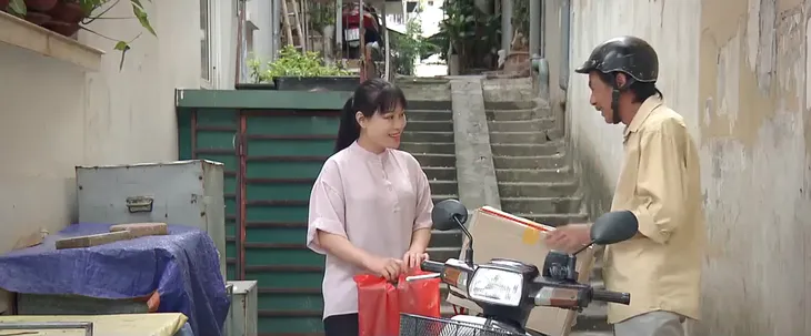 Lối nhỏ vào đời - Tập 7: Bác xe ôm già bị lừa đau, chàng trai 18 tuổi nghĩ cách xoa dịu - Ảnh 1.