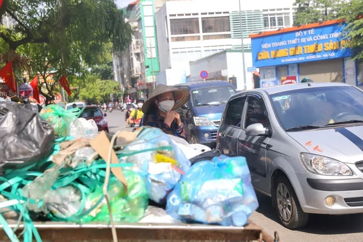 Rác thải lại ùn ứ trên nhiều tuyến phố Hà Nội - Ảnh 1. Rác thải lại ùn ứ trên nhiều tuyến phố Hà Nội - Ảnh 1.