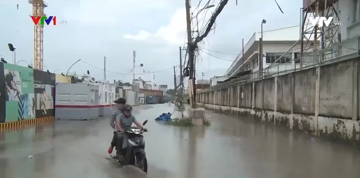 Công trình xây dựng xả bùn đất làm tắc cống, ngập đường - Ảnh 1. Công trình xây dựng xả bùn đất làm tắc cống, ngập đường - Ảnh 1.