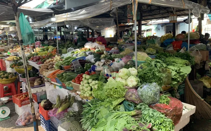 Nhiều siêu thị, chợ truyền thống tung khuyến mại tới 100% - Ảnh 1. Nhiều siêu thị, chợ truyền thống tung khuyến mại tới 100% - Ảnh 1.