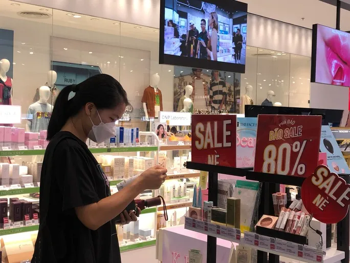 Nhiều siêu thị, chợ truyền thống tung khuyến mại tới 100% - Ảnh 2. Nhiều siêu thị, chợ truyền thống tung khuyến mại tới 100% - Ảnh 2.
