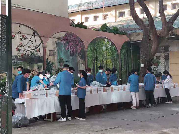 Thí sinh nói gì về đề thi Ngữ Văn vào lớp 10 Hà Nội? - Ảnh 1. Thí sinh nói gì về đề thi Ngữ Văn vào lớp 10 Hà Nội? - Ảnh 1.