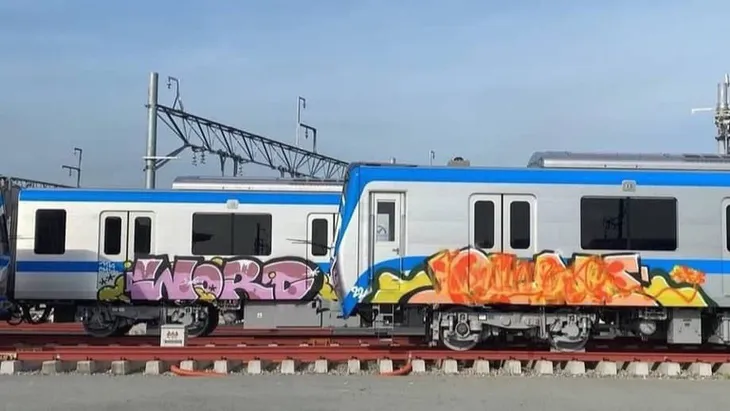 Vẽ Graffiti lên metro ở TP Hồ Chí Minh: Nghệ thuật hay phá hoại? - Ảnh 1. Vẽ Graffiti lên metro ở TP Hồ Chí Minh: Nghệ thuật hay phá hoại? - Ảnh 1.