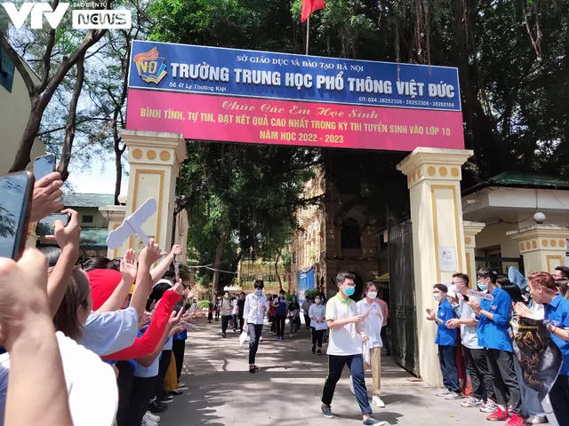 Thí sinh nói gì về đề thi Ngữ Văn vào lớp 10 Hà Nội? - Ảnh 4. Thí sinh nói gì về đề thi Ngữ Văn vào lớp 10 Hà Nội? - Ảnh 4.