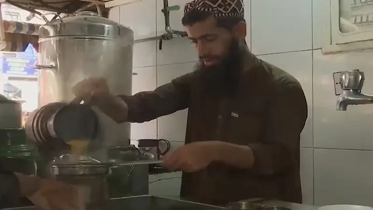 Pakistan kêu gọi người dân ít uống trà để cứu nền kinh tế - Ảnh 1. Pakistan kêu gọi người dân ít uống trà để cứu nền kinh tế - Ảnh 1.