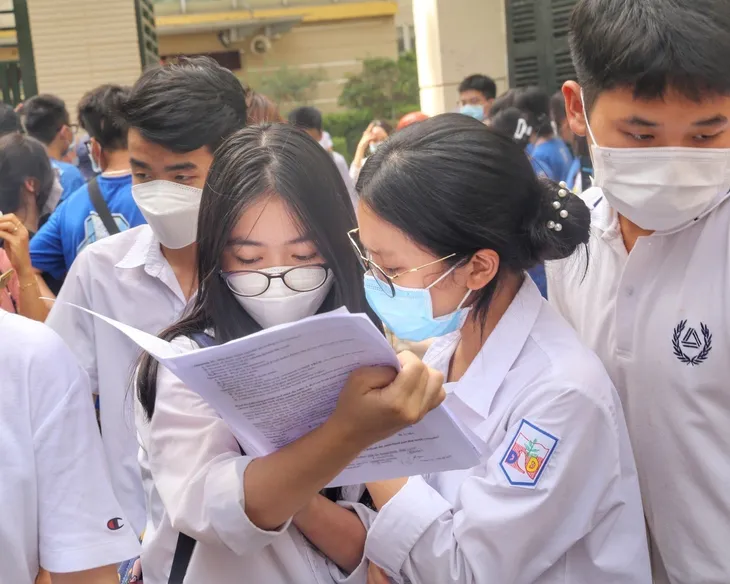 Kết thúc ngày đầu thi vào lớp 10 tại Hà Nội - Ảnh 2. Kết thúc ngày đầu thi vào lớp 10 tại Hà Nội - Ảnh 2.