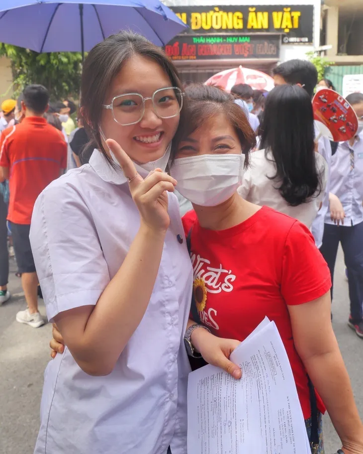 Kết thúc ngày đầu thi vào lớp 10 tại Hà Nội - Ảnh 4. Kết thúc ngày đầu thi vào lớp 10 tại Hà Nội - Ảnh 4.
