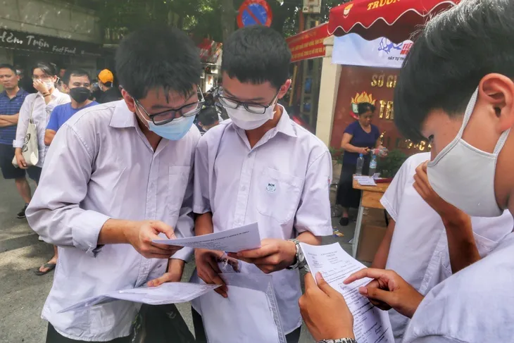 Kết thúc ngày đầu thi vào lớp 10 tại Hà Nội - Ảnh 3. Kết thúc ngày đầu thi vào lớp 10 tại Hà Nội - Ảnh 3.